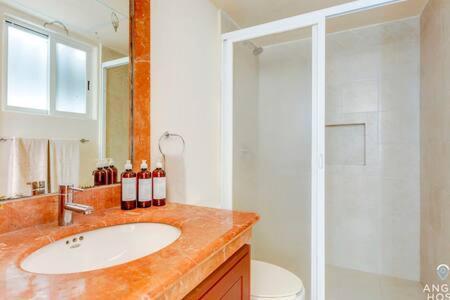 Pool, Gazebo, Parking, 2 Blocks To Beach & 5th Ave *