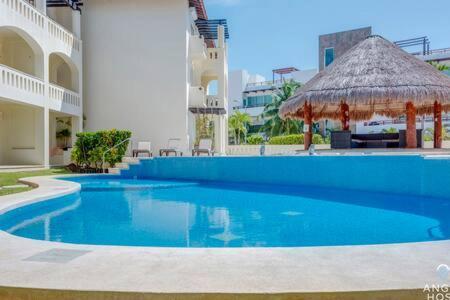 Pool, Gazebo, Parking, 2 Blocks To Beach & 5th Ave *