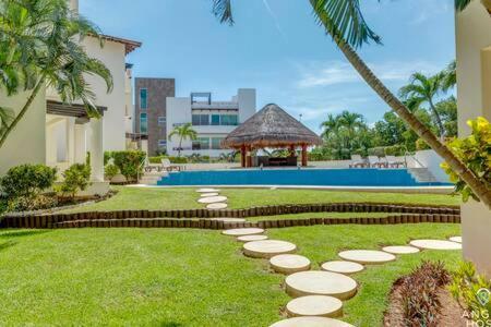 Pool, Gazebo, Parking, 2 Blocks To Beach & 5th Ave