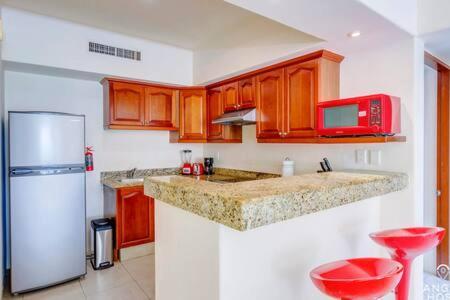 Pool, Gazebo, Parking, 2 Blocks To Beach & 5th Ave Apartamento *
